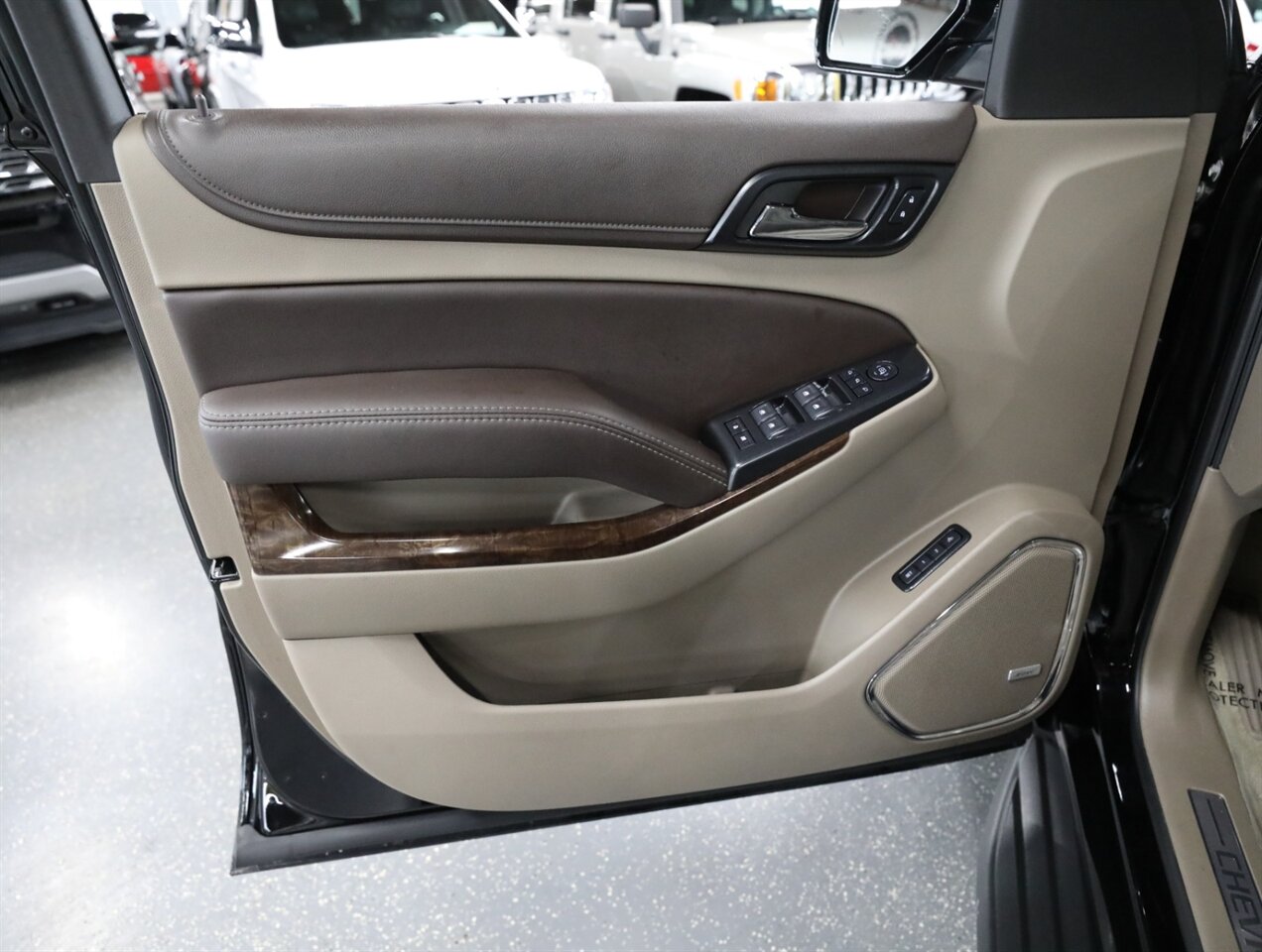 2017 Chevrolet Suburban LT 4WD - Photo 32 - Addison, IL 60101