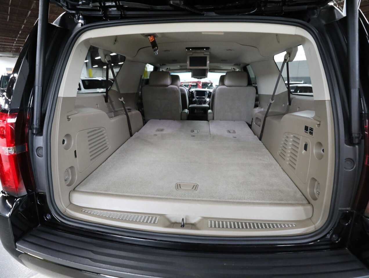 2017 Chevrolet Suburban LT 4WD - Photo 24 - Addison, IL 60101
