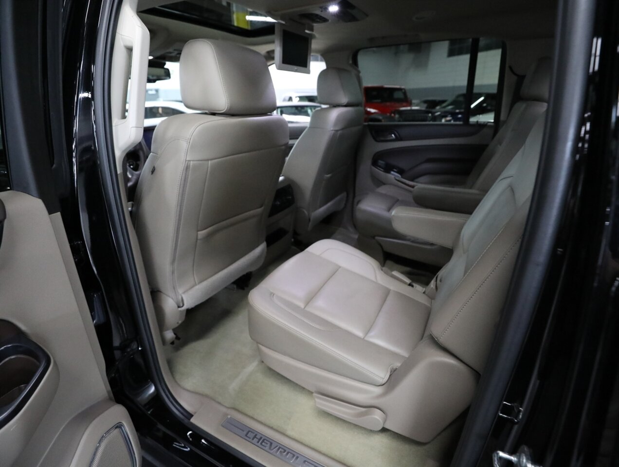 2017 Chevrolet Suburban LT 4WD - Photo 29 - Addison, IL 60101