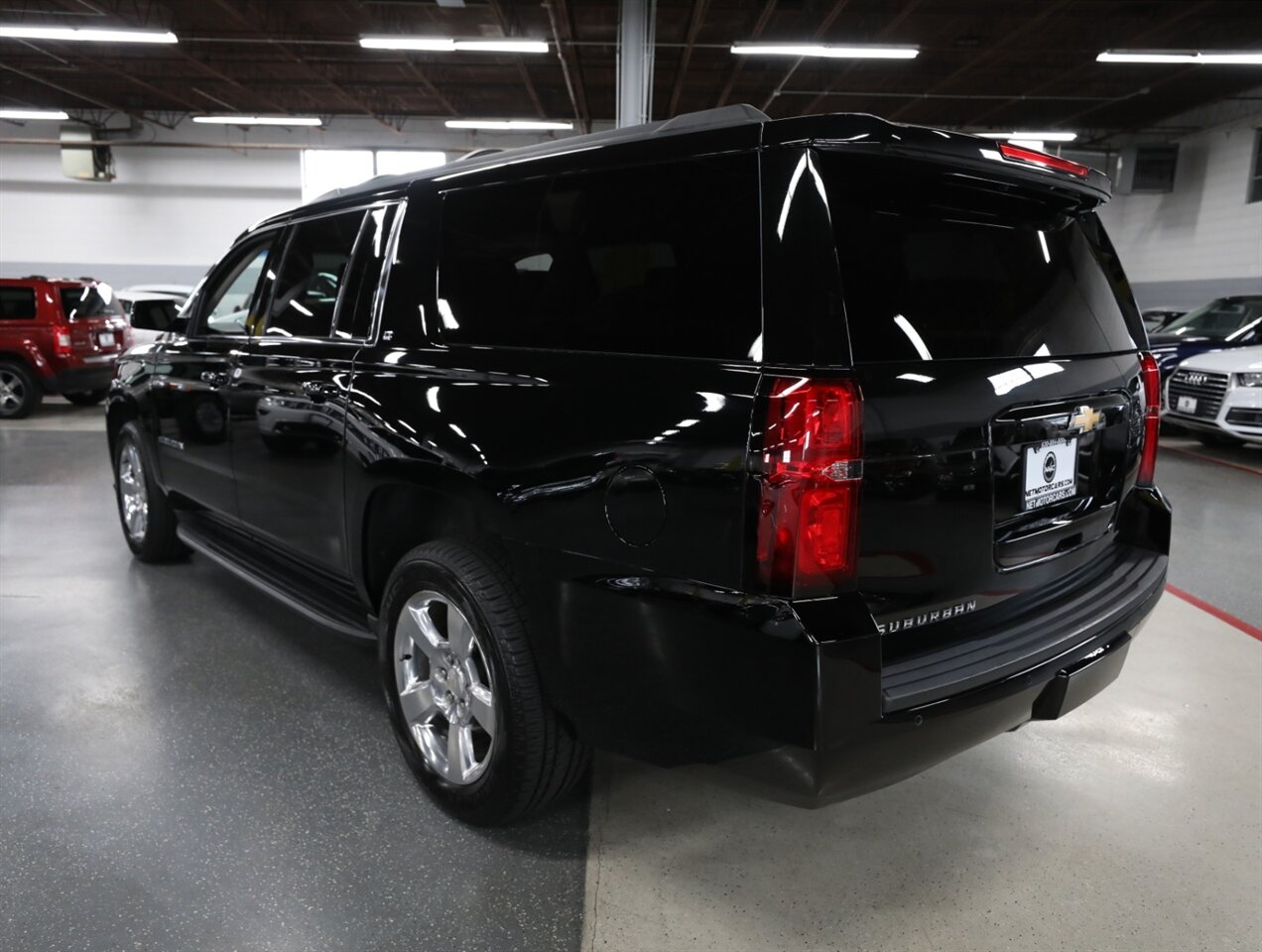 2017 Chevrolet Suburban LT 4WD - Photo 12 - Addison, IL 60101