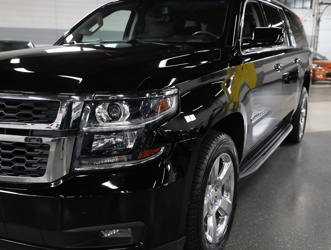2017 Chevrolet Suburban LT 4WD - Photo 5 - Addison, IL 60101