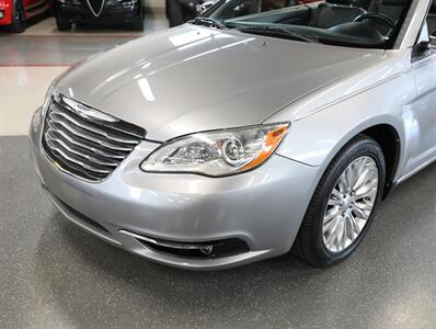 2013 Chrysler 200 Series Limited   - Photo 4 - Addison, IL 60101