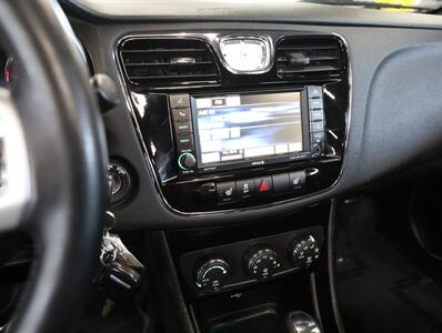 2013 Chrysler 200 Series Limited   - Photo 28 - Addison, IL 60101