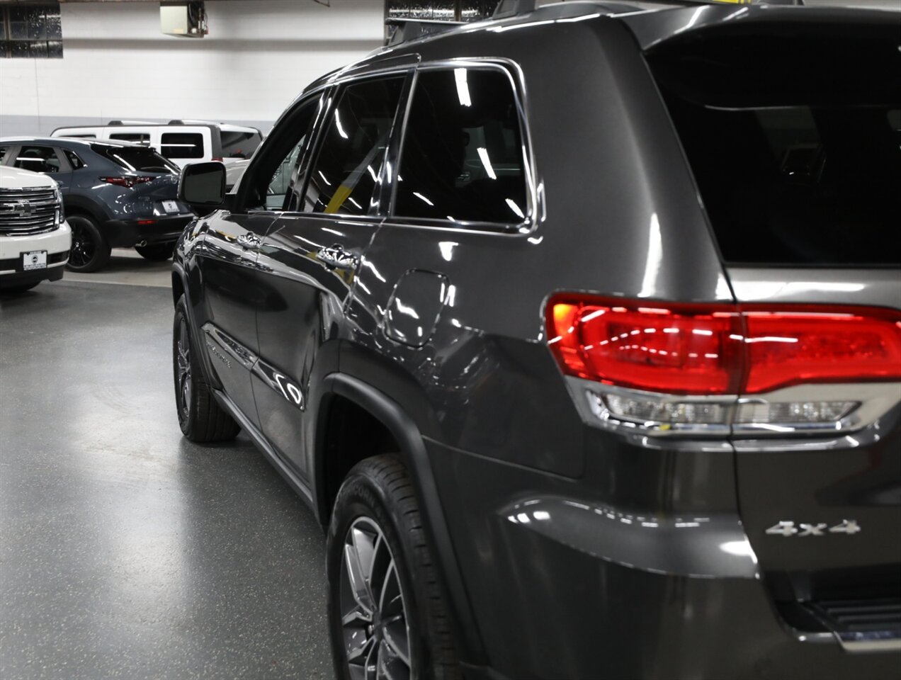 2019 Jeep Grand Cherokee Limited 4X4 - Photo 14 - Addison, IL 60101