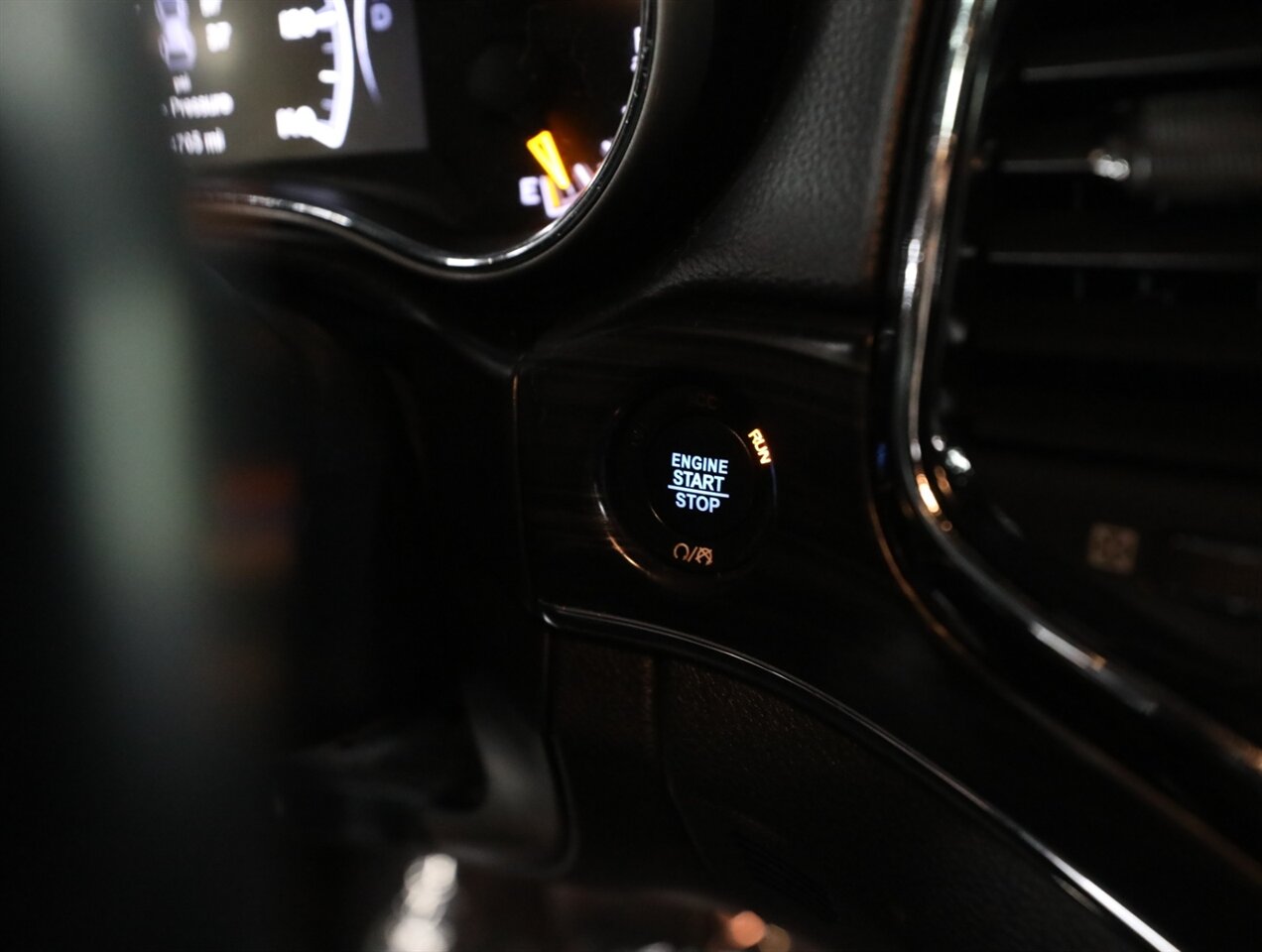 2019 Jeep Grand Cherokee Limited 4X4 - Photo 38 - Addison, IL 60101