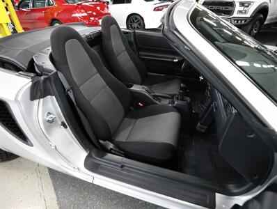 2001 Toyota MR2 Spyder   - Photo 18 - Addison, IL 60101