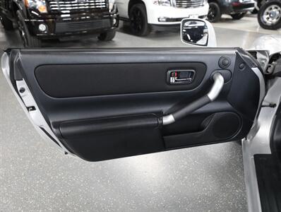 2001 Toyota MR2 Spyder   - Photo 19 - Addison, IL 60101