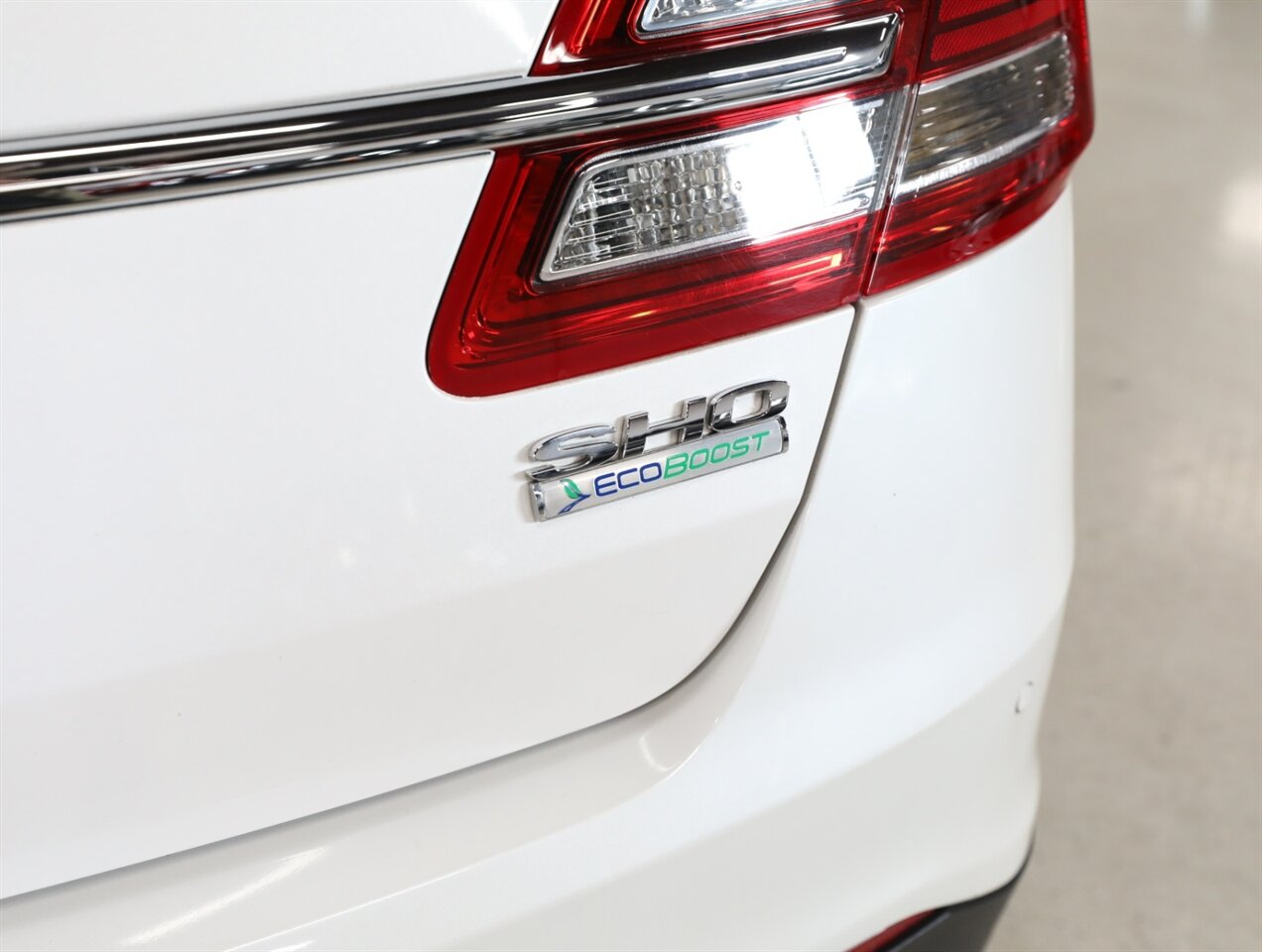 2015 Ford Taurus SHO photo 13