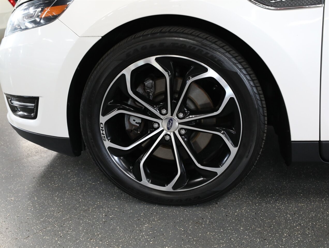 2015 Ford Taurus SHO photo 41