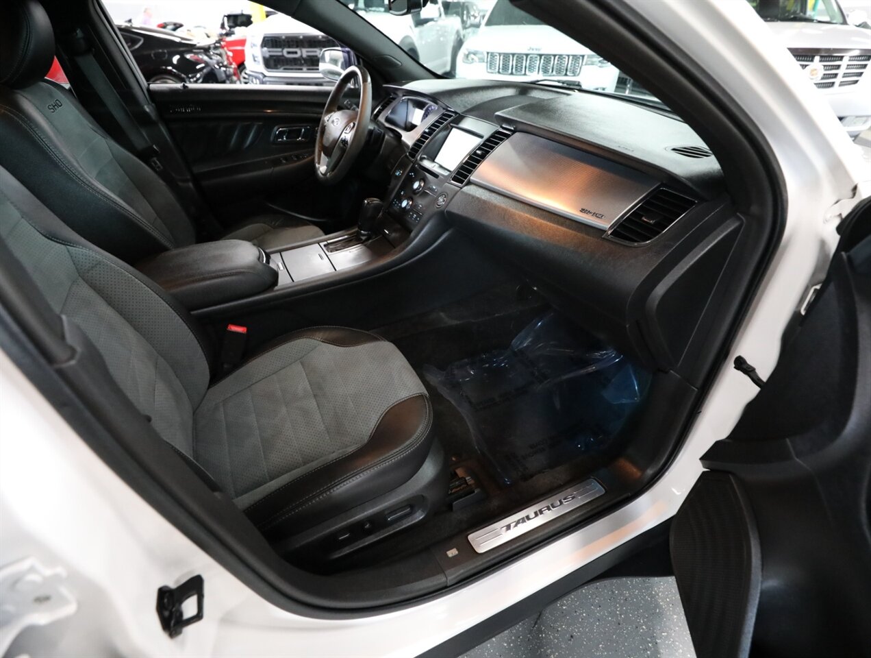 2015 Ford Taurus SHO photo 19
