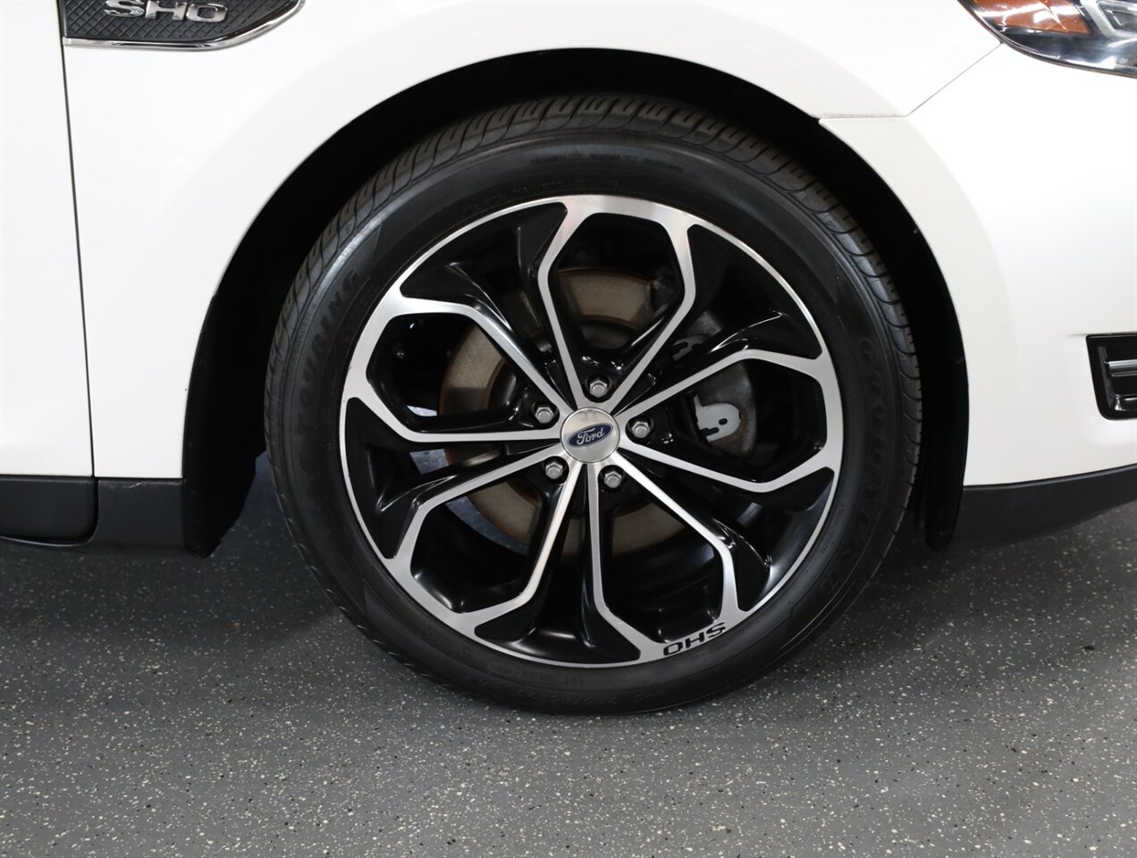 2015 Ford Taurus SHO photo 42