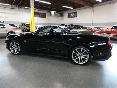 2019 Ford Mustang GT Premium Convertible   - Photo 16 - Addison, IL 60101