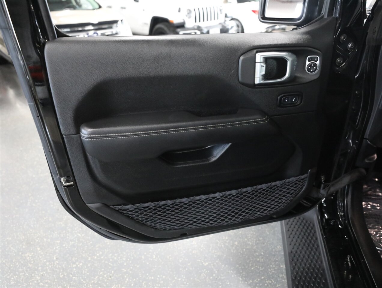 2023 Jeep Wrangler Sahara 4-Door 4x4 - Photo 31 - Addison, IL 60101