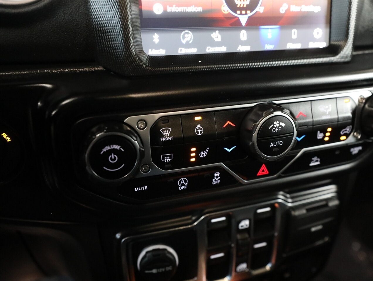 2023 Jeep Wrangler Sahara 4-Door 4x4 - Photo 38 - Addison, IL 60101