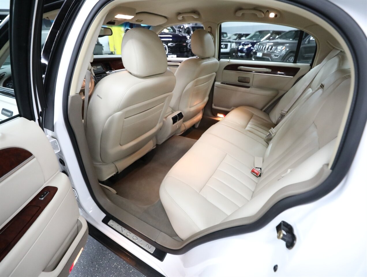 2003 Lincoln Town Car Executive - Photo 23 - Addison, IL 60101