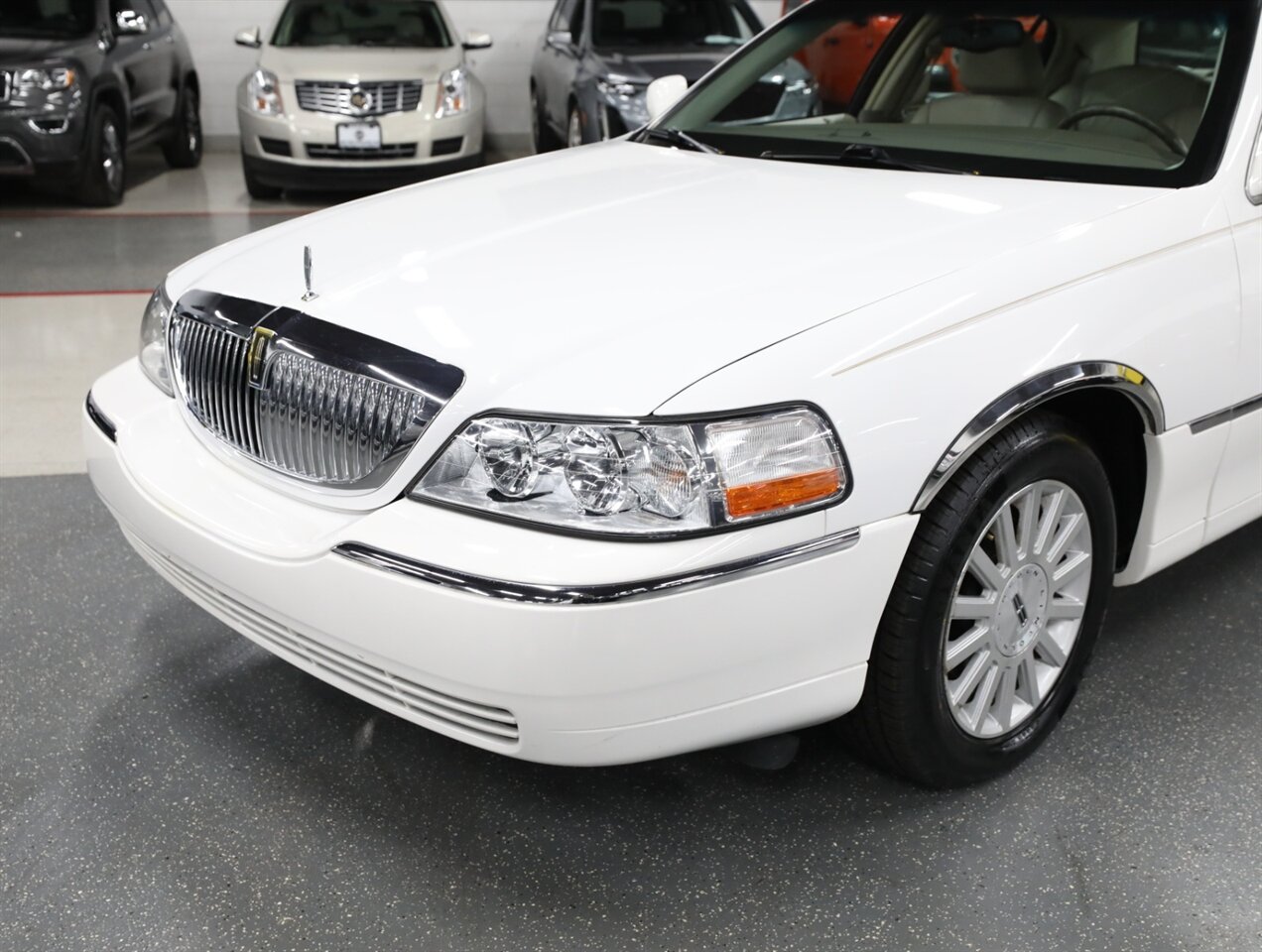 2003 Lincoln Town Car Executive - Photo 3 - Addison, IL 60101