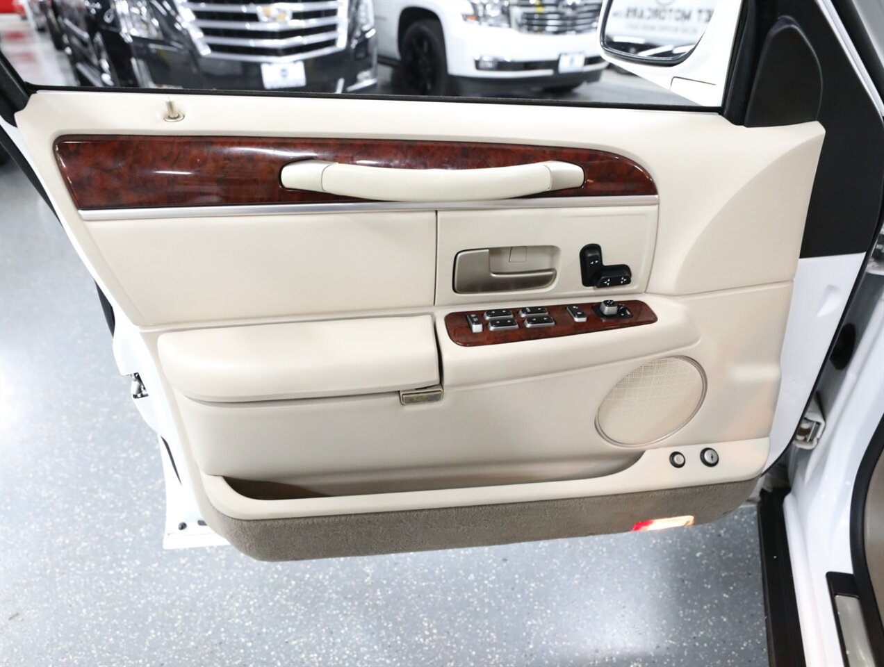 2003 Lincoln Town Car Executive - Photo 26 - Addison, IL 60101