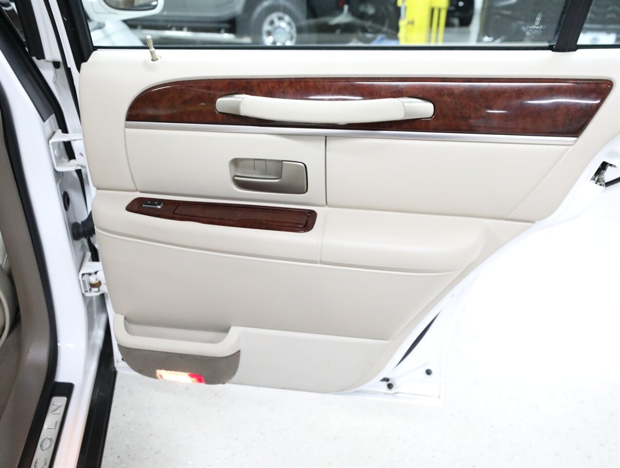 2003 Lincoln Town Car Executive - Photo 18 - Addison, IL 60101