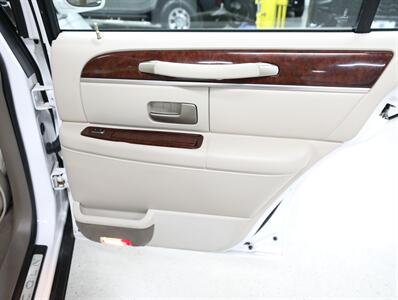 2003 Lincoln Town Car Executive - Photo 18 - Addison, IL 60101