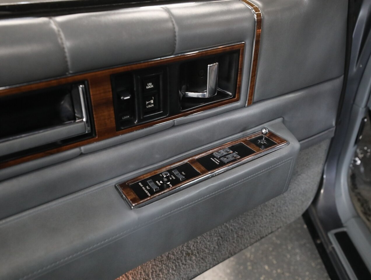 1986 Cadillac DeVille - Photo 35 - Addison, IL 60101