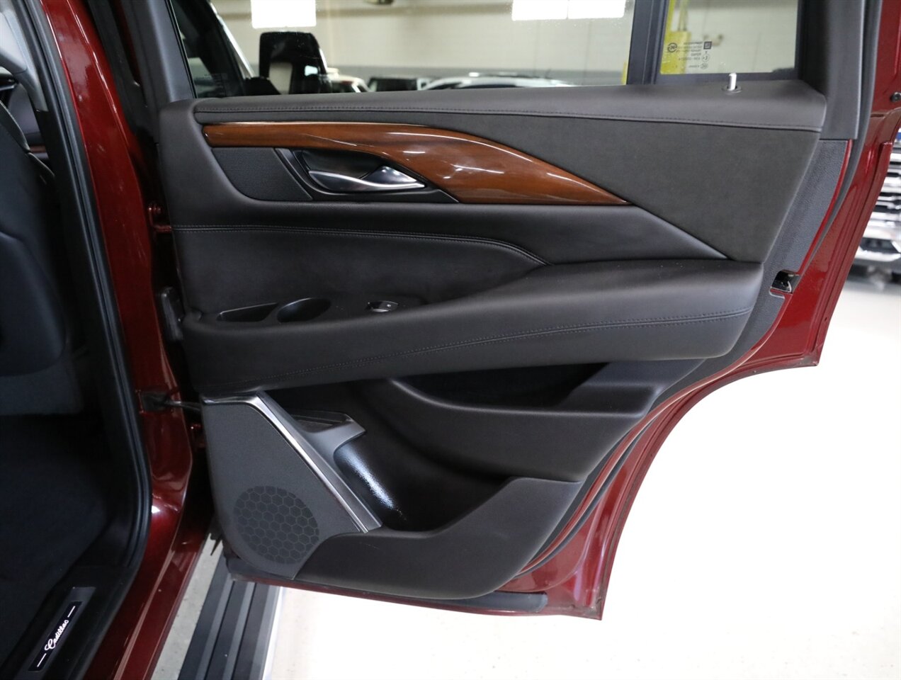 2018 Cadillac Escalade Premium Luxury 4WD - Photo 19 - Addison, IL 60101