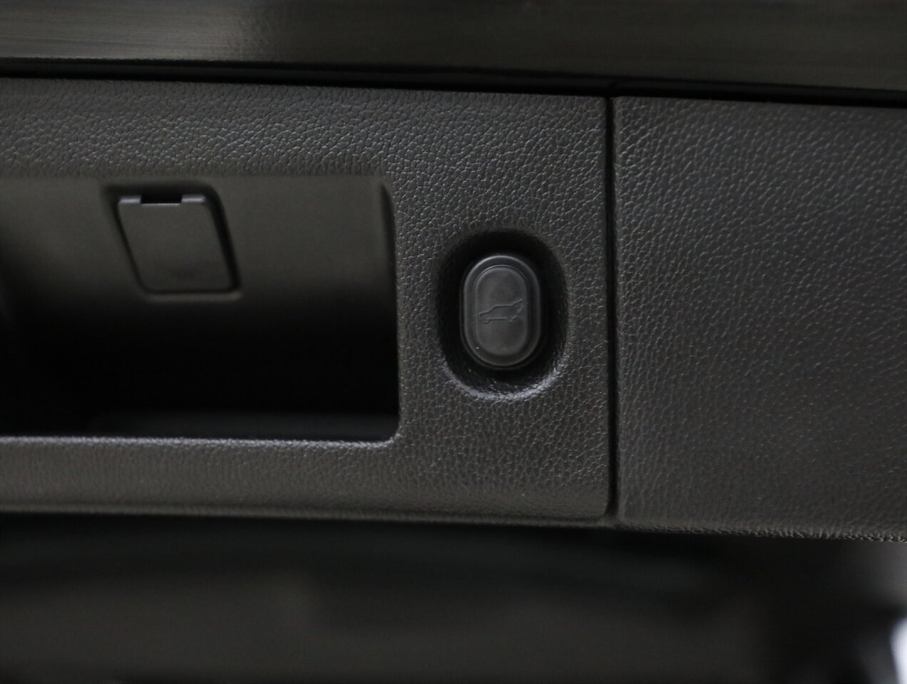 2018 Cadillac Escalade Luxury 4WD - Photo 26 - Addison, IL 60101