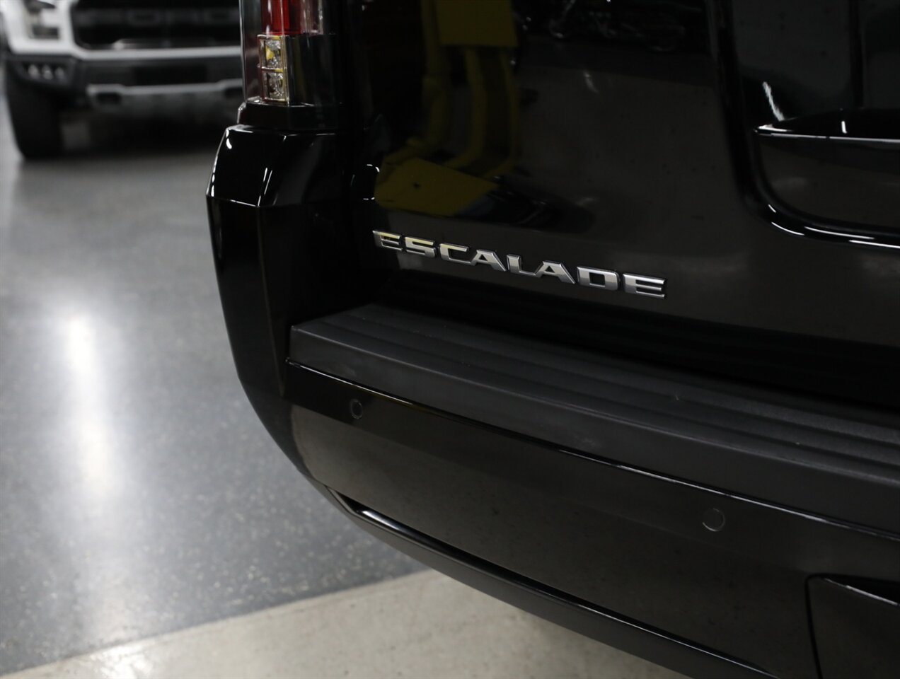 2018 Cadillac Escalade Luxury 4WD - Photo 11 - Addison, IL 60101