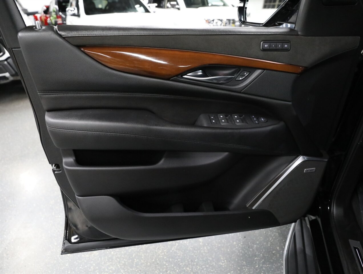 2018 Cadillac Escalade Luxury 4WD - Photo 32 - Addison, IL 60101