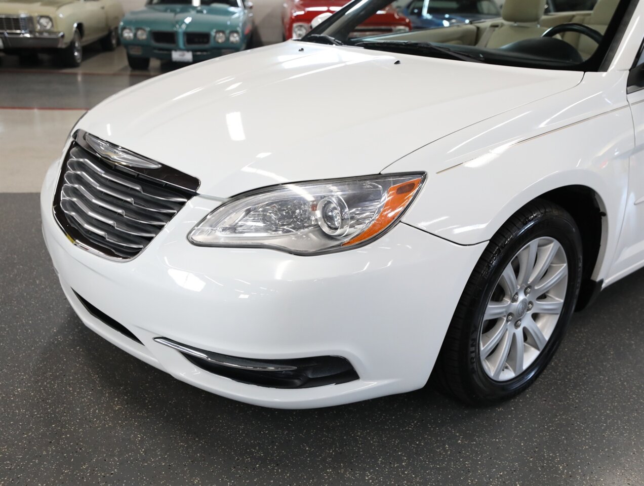 2014 Chrysler 200 Touring - Photo 3 - Addison, IL 60101