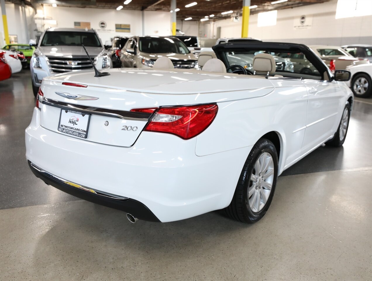 2014 Chrysler 200 Touring - Photo 9 - Addison, IL 60101