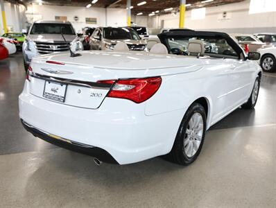 2014 Chrysler 200 Touring - Photo 9 - Addison, IL 60101
