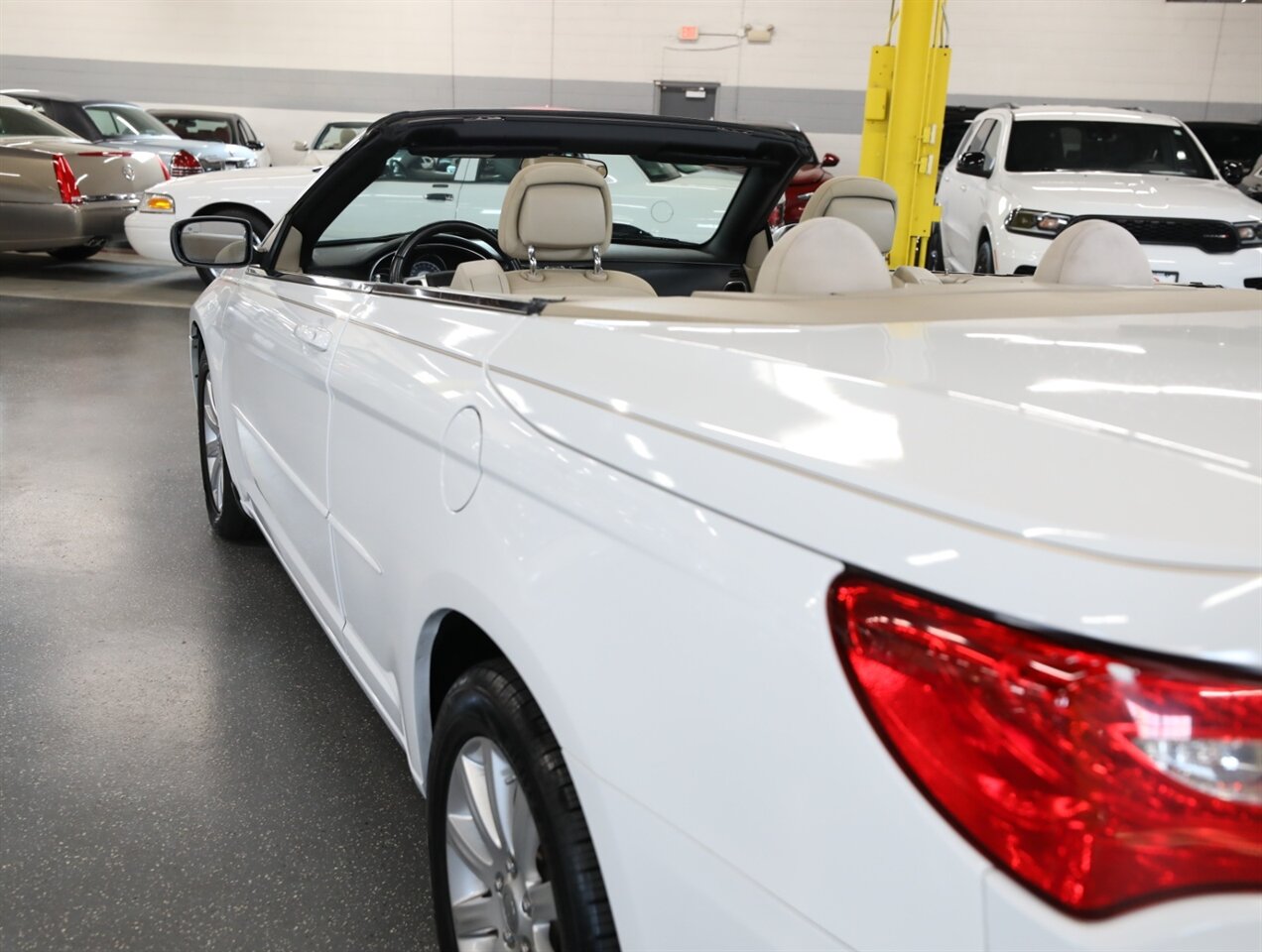 2014 Chrysler 200 Touring - Photo 14 - Addison, IL 60101