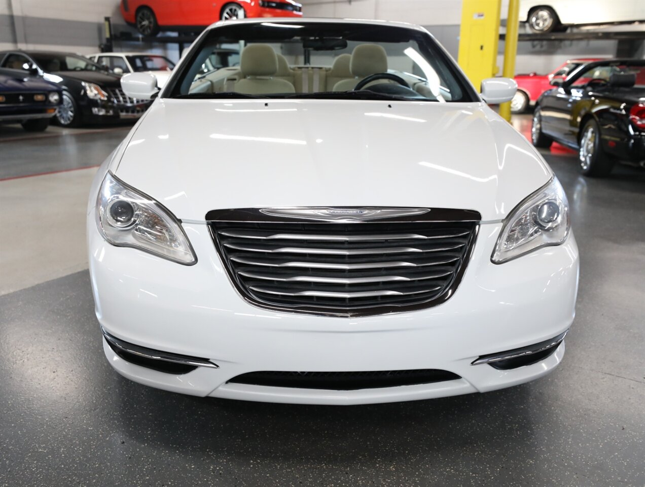 2014 Chrysler 200 Touring - Photo 6 - Addison, IL 60101