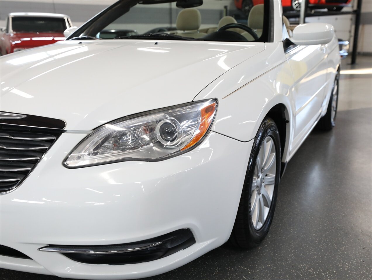 2014 Chrysler 200 Touring - Photo 5 - Addison, IL 60101