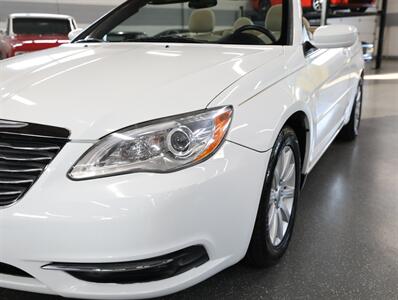 2014 Chrysler 200 Touring - Photo 5 - Addison, IL 60101