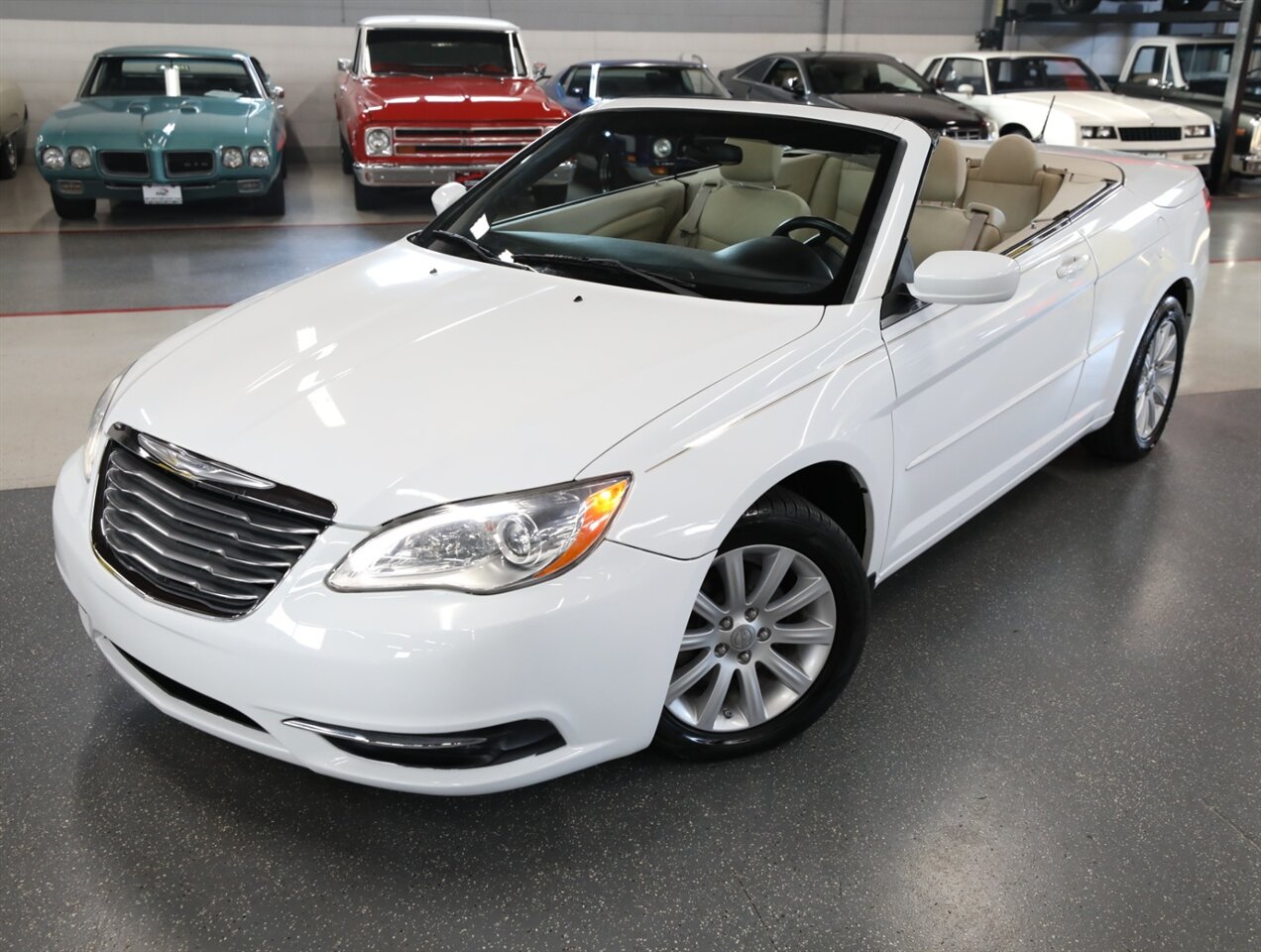 2014 Chrysler 200 Touring - Photo 2 - Addison, IL 60101