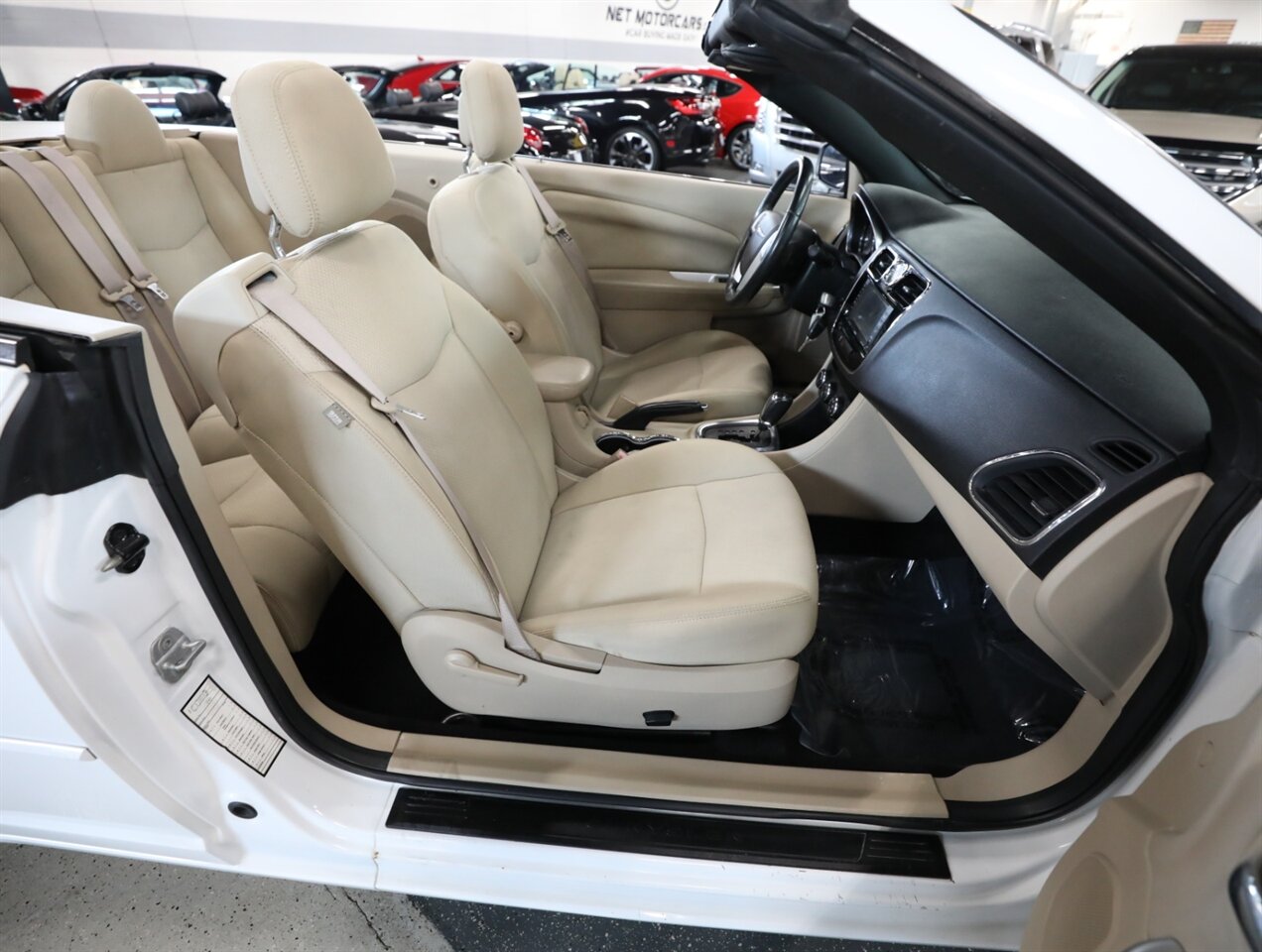 2014 Chrysler 200 Touring - Photo 19 - Addison, IL 60101