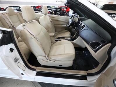 2014 Chrysler 200 Touring - Photo 19 - Addison, IL 60101