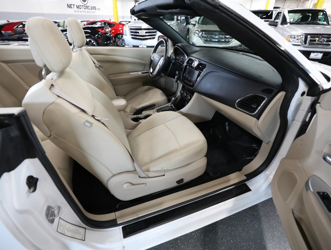 2014 Chrysler 200 Touring - Photo 18 - Addison, IL 60101