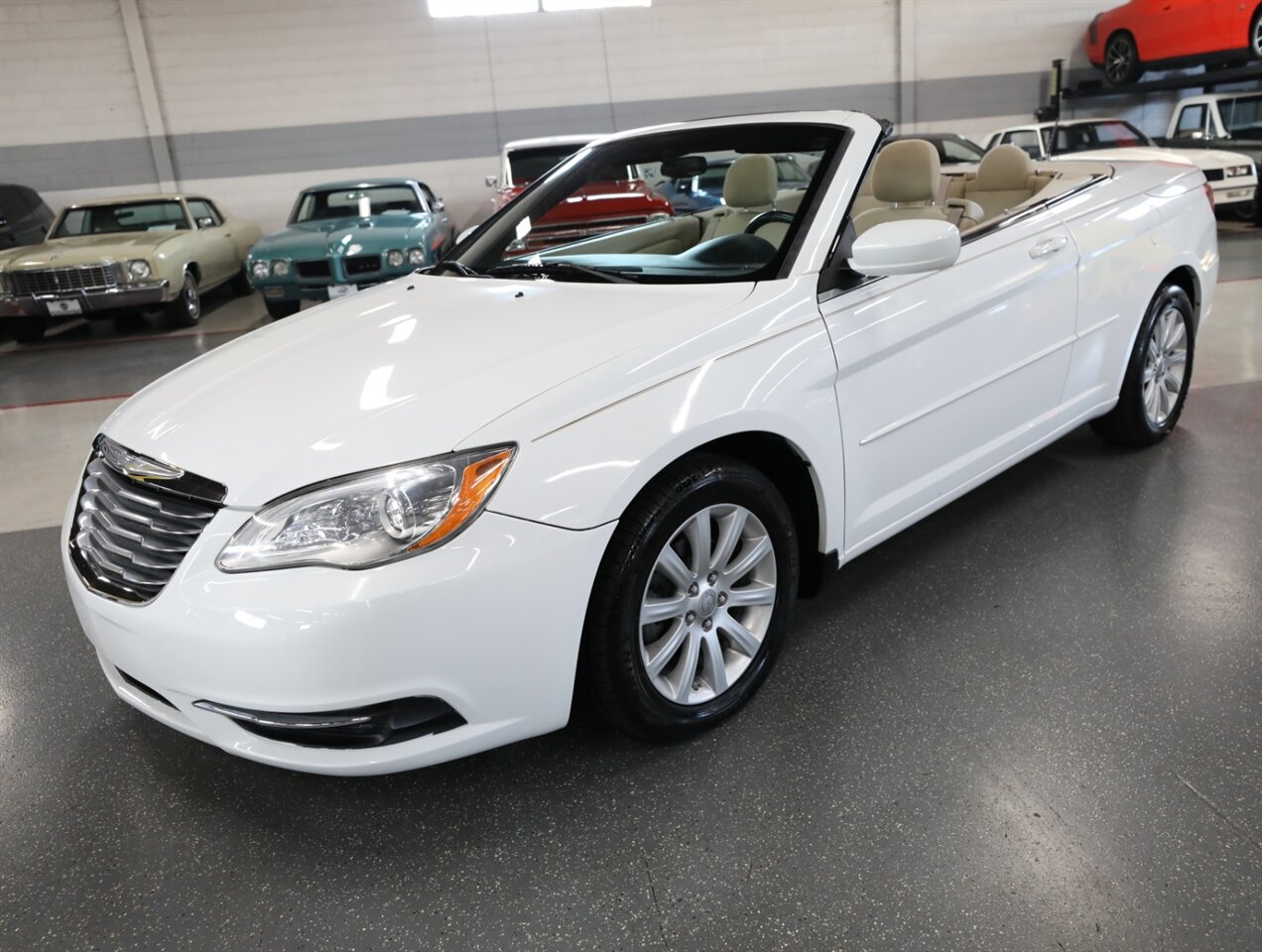 2014 Chrysler 200 Touring - Photo 4 - Addison, IL 60101