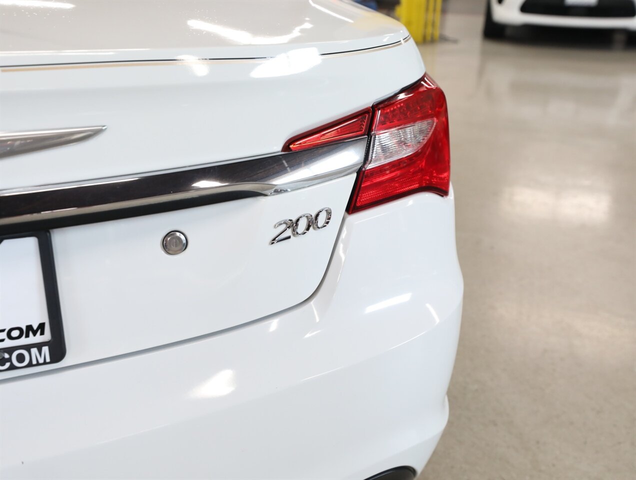 2014 Chrysler 200 Touring - Photo 11 - Addison, IL 60101