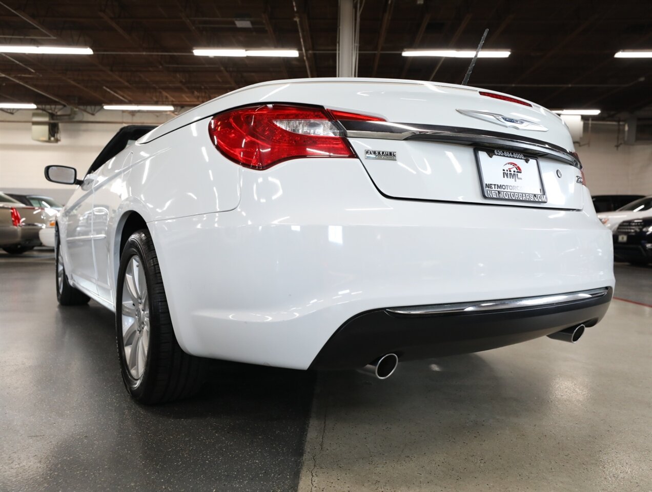 2014 Chrysler 200 Touring - Photo 12 - Addison, IL 60101