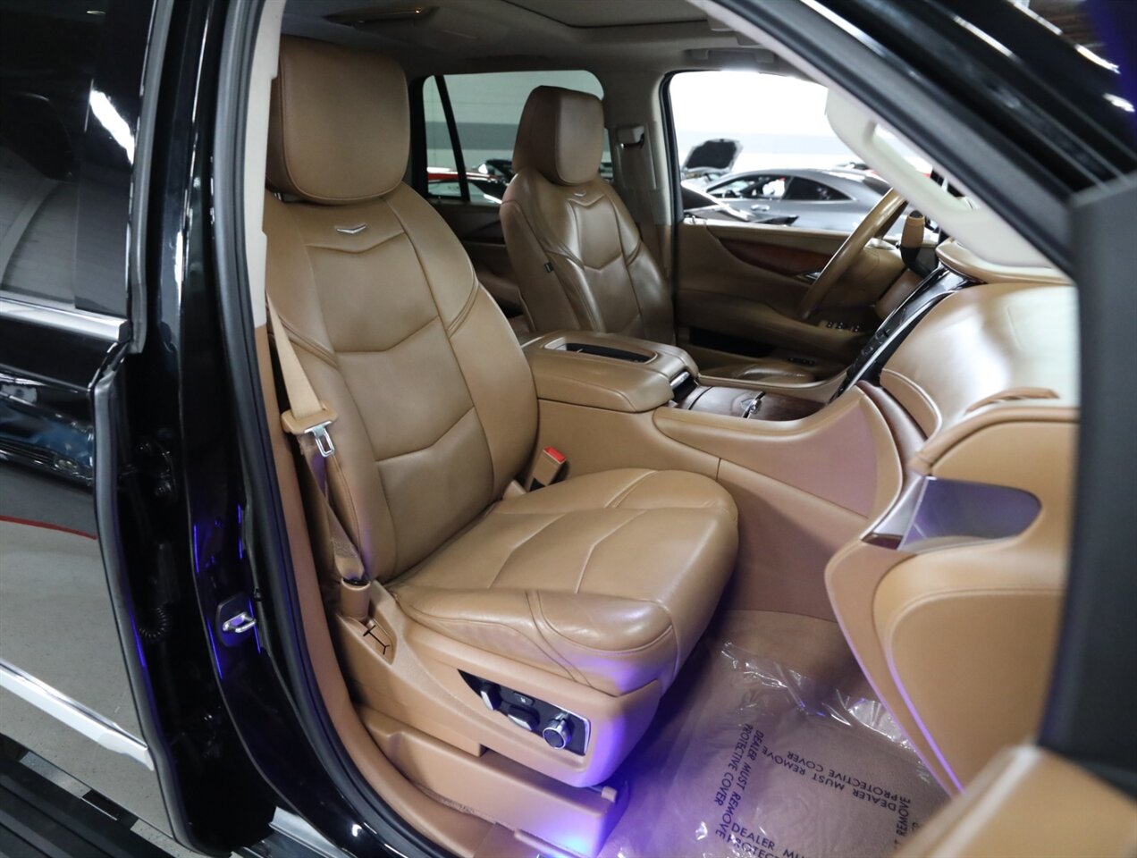 2016 Cadillac Escalade Platinum 4WD - Photo 17 - Addison, IL 60101