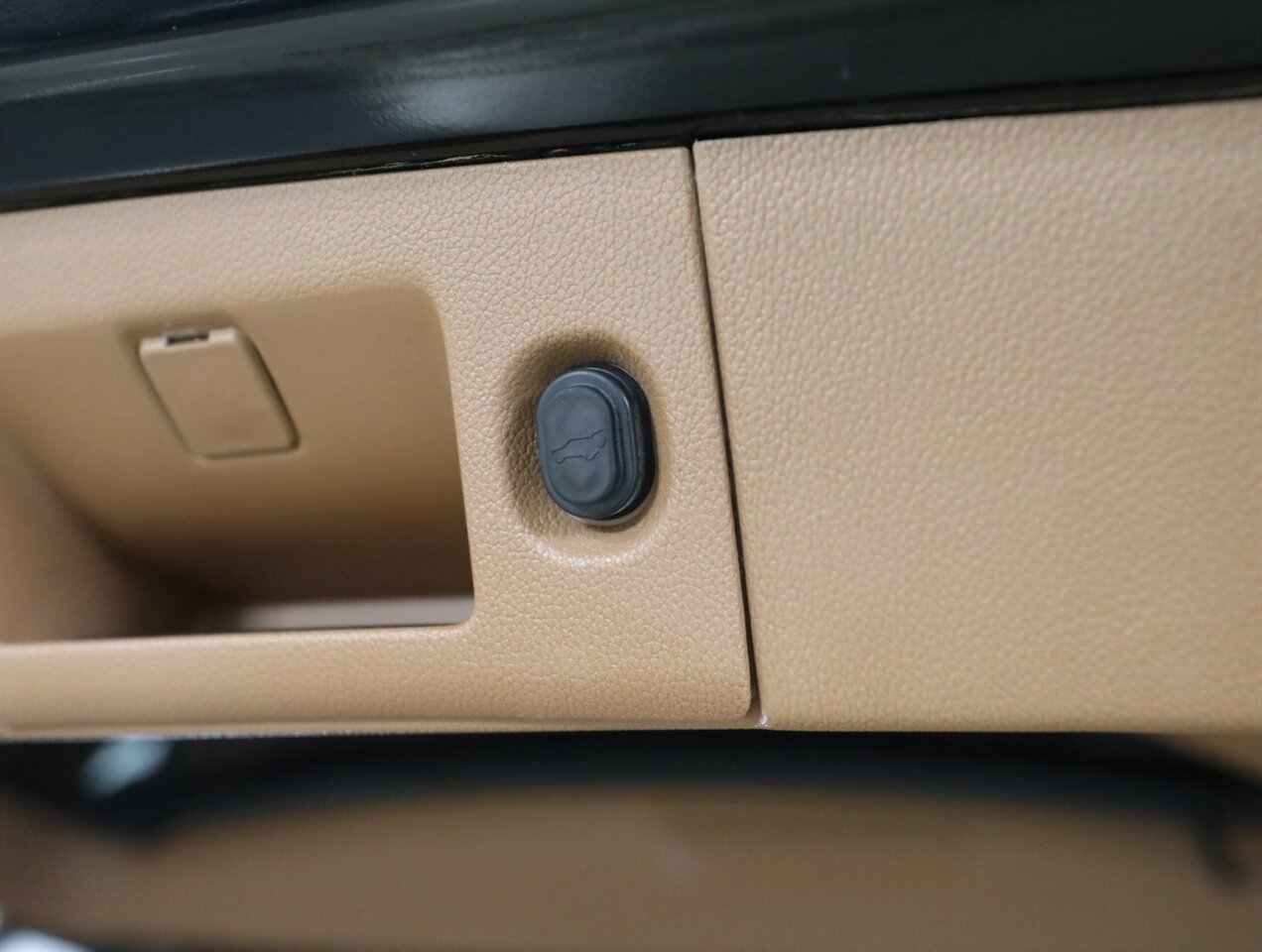 2016 Cadillac Escalade Platinum 4WD - Photo 25 - Addison, IL 60101