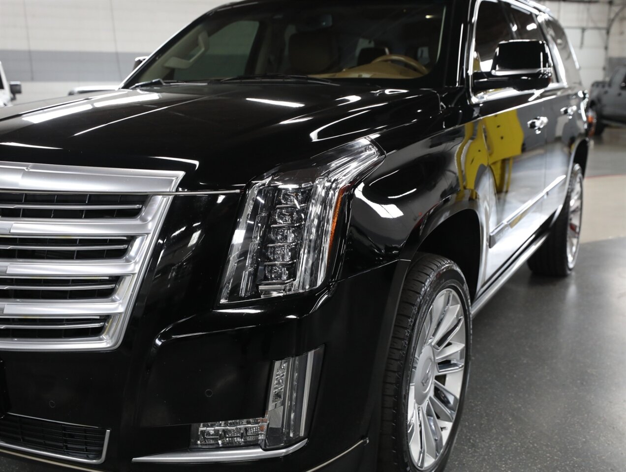 2016 Cadillac Escalade Platinum 4WD - Photo 5 - Addison, IL 60101