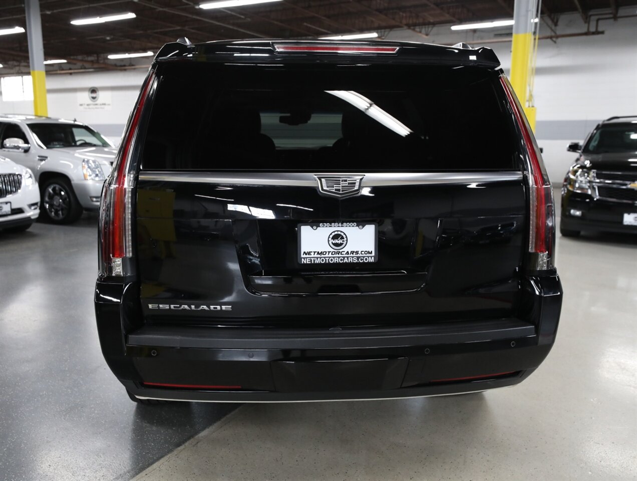 2016 Cadillac Escalade Platinum 4WD - Photo 10 - Addison, IL 60101