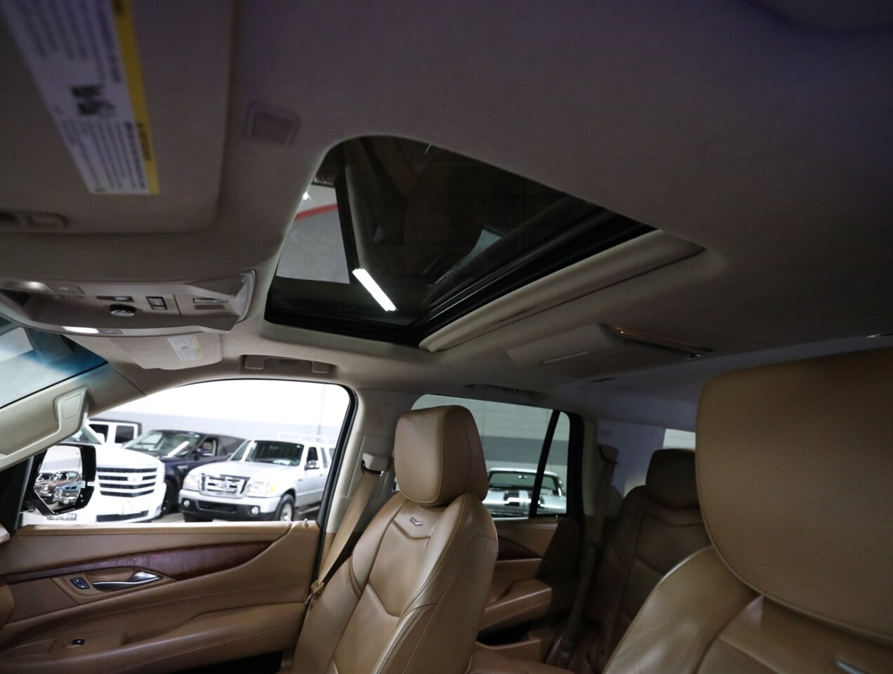 2016 Cadillac Escalade Platinum 4WD - Photo 38 - Addison, IL 60101