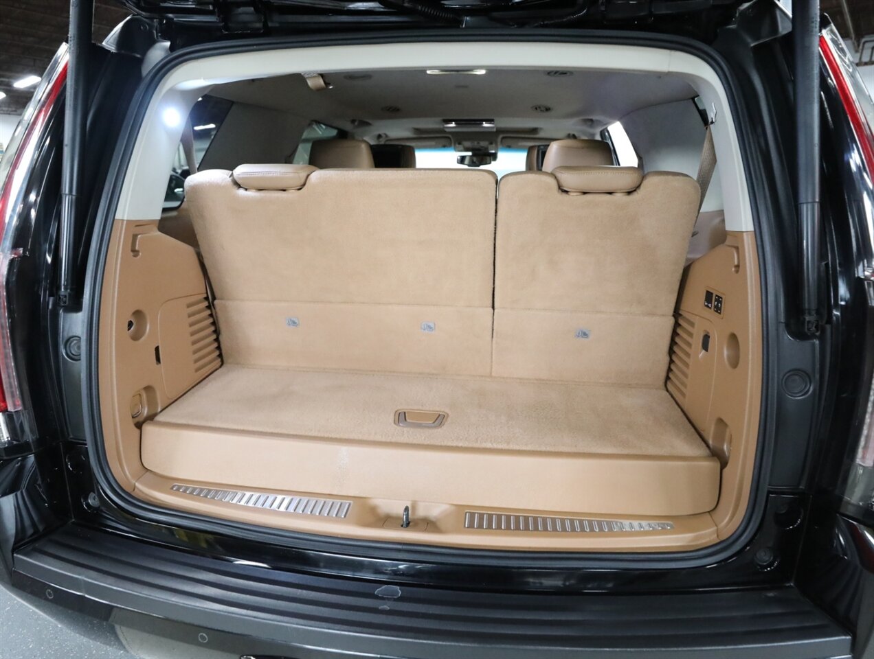 2016 Cadillac Escalade Platinum 4WD - Photo 23 - Addison, IL 60101