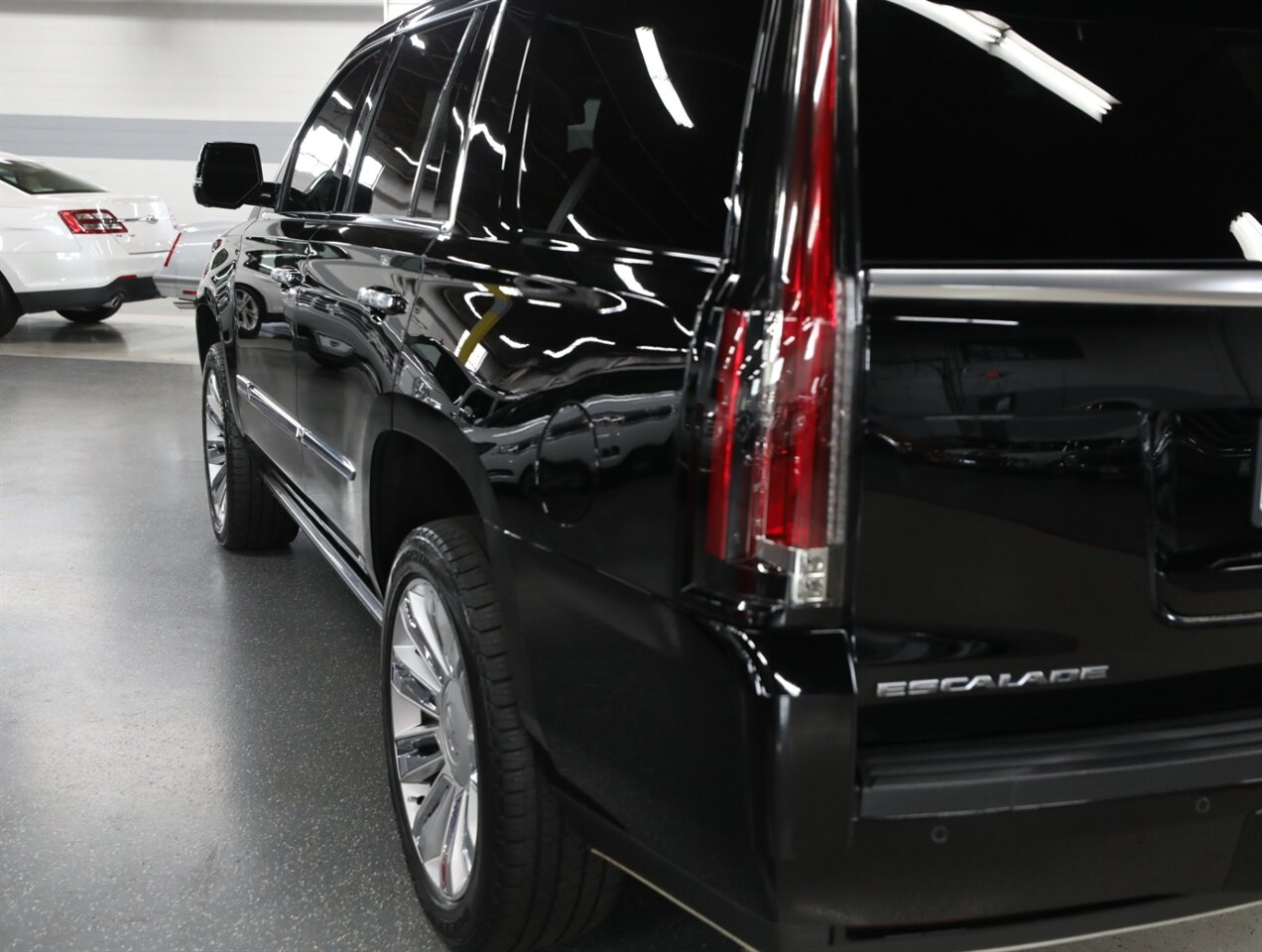 2016 Cadillac Escalade Platinum 4WD - Photo 12 - Addison, IL 60101