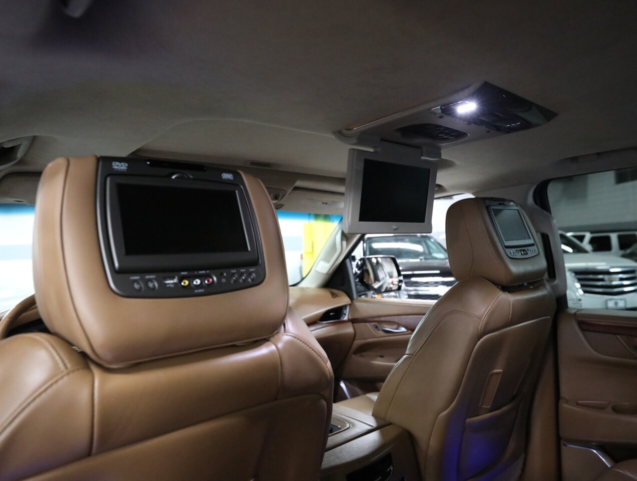 2016 Cadillac Escalade Platinum 4WD - Photo 30 - Addison, IL 60101